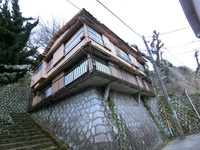 役所も寄付を受け付けてくれない崖の上にある老朽化アパートを手放したい！（静岡県熱海市） 状況
