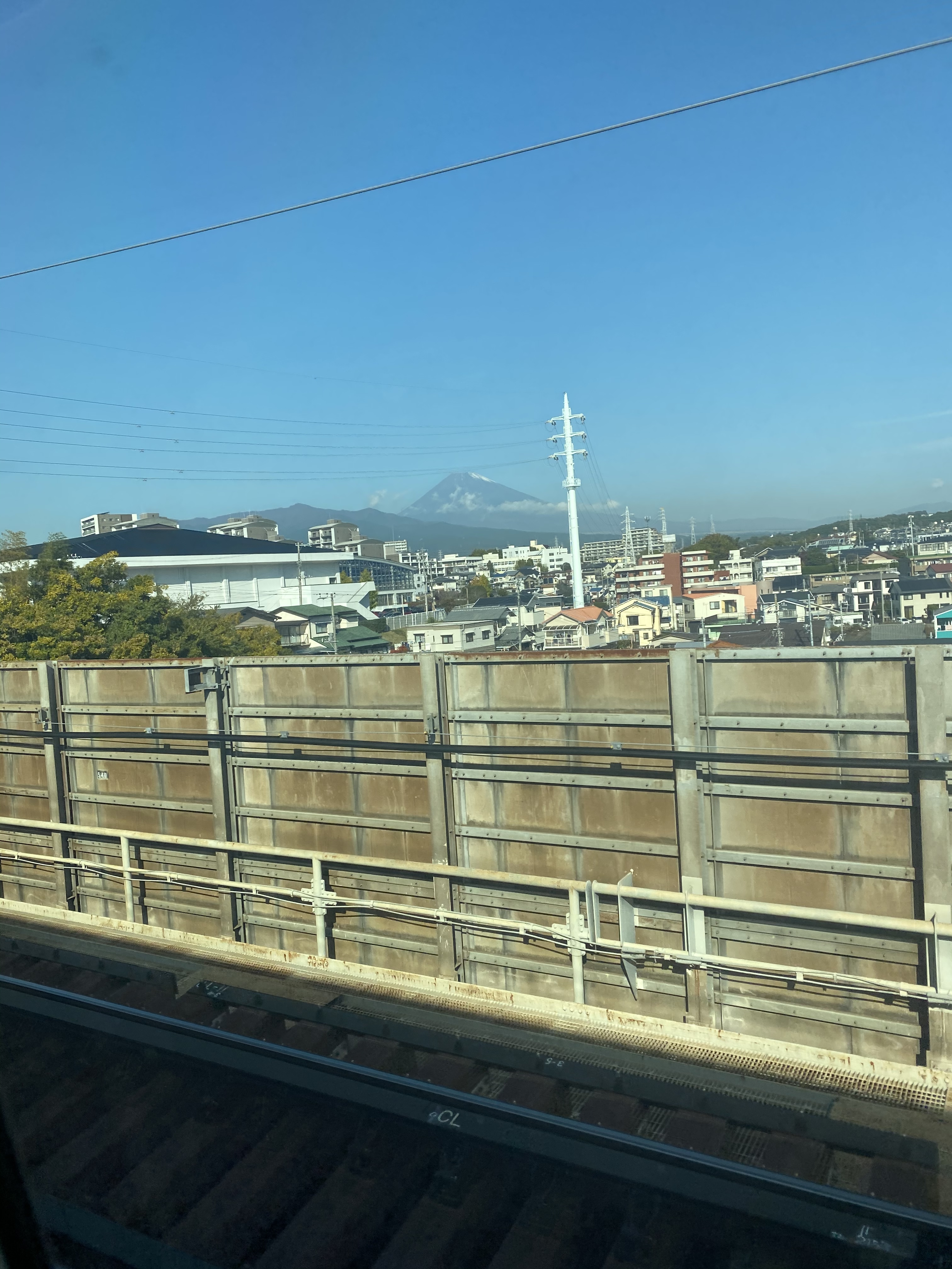 富士山を眺めながら新幹線